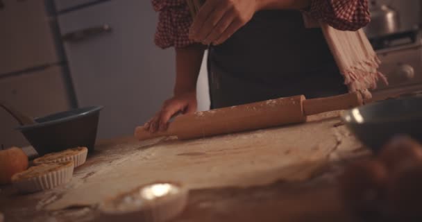Femme préparant la pâte pour tartes maison sur comptoir de cuisine rustique — Video