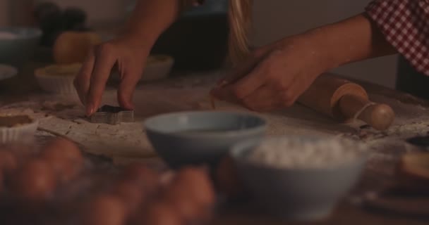 Mulher massa de corte em formas e preparação de pastelaria e tortas — Vídeo de Stock