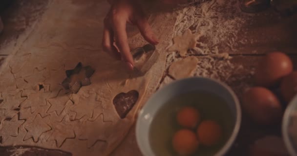 빵을 굽는 여성 제빵사가 반죽으로 과자를 만들고 있다 — 비디오