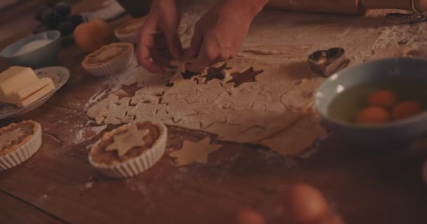 반죽을 자르고 주방 카운터에서 집에서 만든 파이를 준비하는 여자 — 비디오