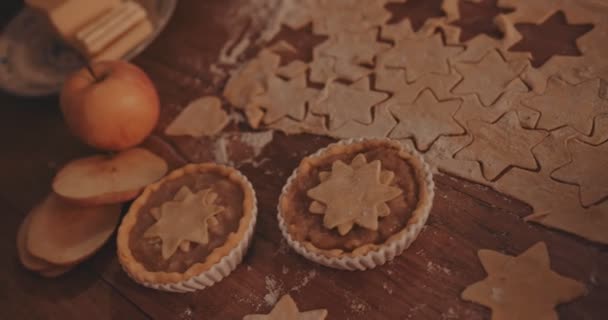 Hausgemachte Apfelkuchen zum Backen auf der hölzernen Küchentheke — Stockvideo