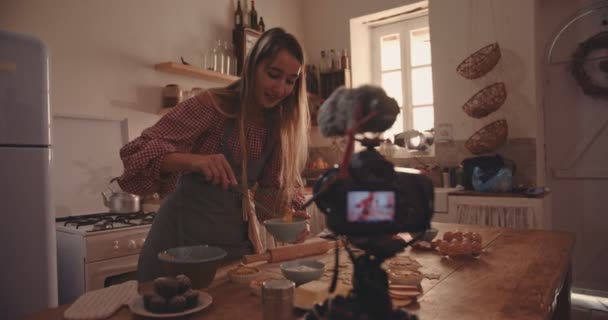 Mujer comida vlogger hornear y grabación de vídeo en la cámara — Vídeos de Stock