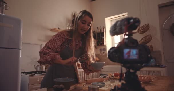 Молодой предприниматель кулинарный блогер печет и снимает на камеру — стоковое видео