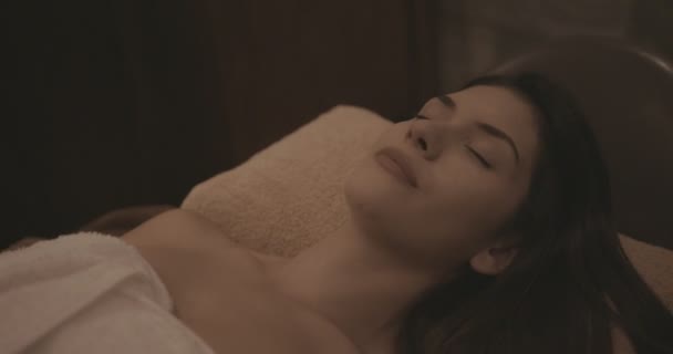 Mujer joven relajándose en el salón de spa de belleza después del tratamiento — Vídeo de stock