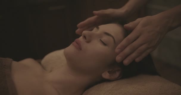 Jonge vrouw ontspannen met reiki behandeling bij healtcare spa — Stockvideo