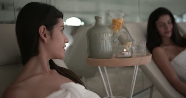 Femei tinere cu prosoape relaxante la centrul spa — Videoclip de stoc