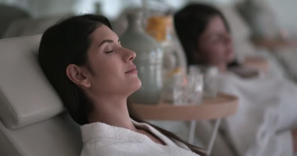 Mulheres jovens relaxando após o tratamento de massagem no spa — Vídeo de Stock