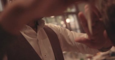 Dövmeleri olan bir kuaför. Eski moda berber dükkanında kuaförlük yapıyor.