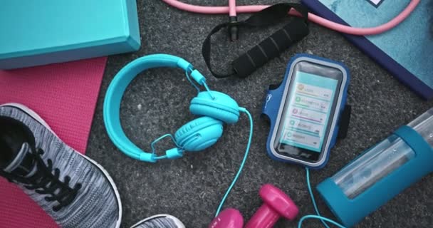 Bovenaanzicht van workout accessoires op grijze achtergrond — Stockvideo