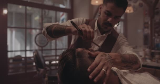 Młody stylowy stary fryzjer golenie człowiek z zabytkowej brzytwy — Wideo stockowe