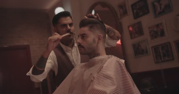 昔ながらの理髪店でヒップスターの美容師のスタイリング顧客の髪 — ストック動画