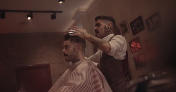 Jeune coiffeur à l'ancienne et homme hipster dans un salon de coiffure vintage — Video