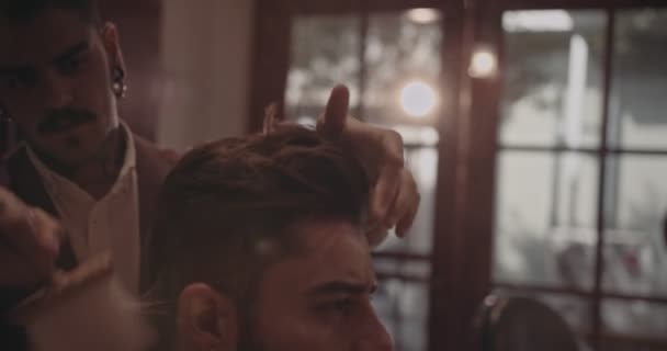 Jeune coiffeur élégant brossage et nettoyage client après la coupe de cheveux — Video