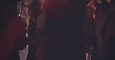 Cadılar Bayramı partisinde kötü kalpli palyaço gibi giyinmiş genç bir kadın.