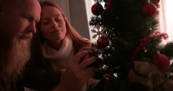 Coppia matura decorare albero di Natale con ornamenti palla insieme — Video Stock