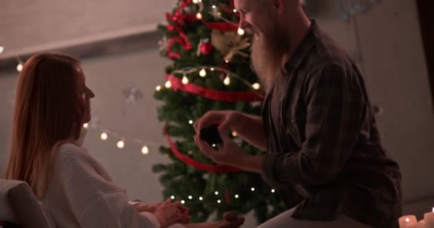Volwassen hipster man aanzoek naar vriendin op kerstdag — Stockvideo