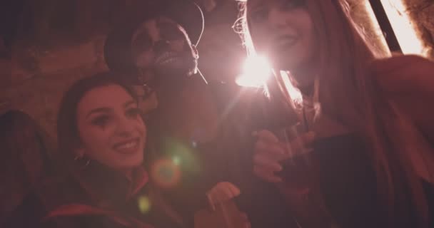 Женщины веселятся и целуются друг с другом в щеку на вечеринке в честь Хэллоуина — стоковое видео