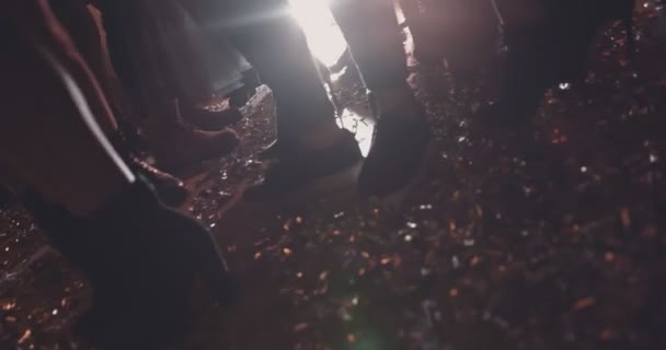 Detailní záběr na nohy lidí tancujících na tanečním parketu nočního klubu — Stock video