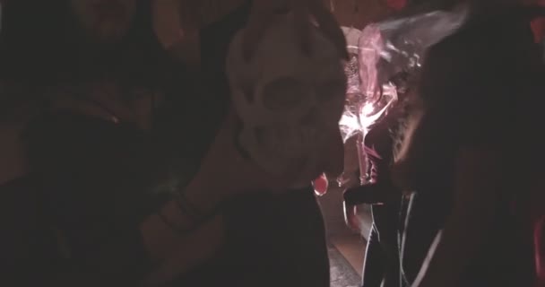 Giovane donna vampiro che tiene il cranio e danza alla festa di Halloween — Video Stock