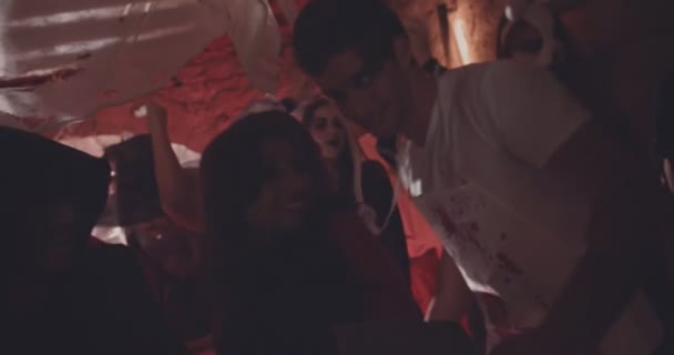 Jonge vrienden dansen en flirten op Halloween feest — Stockvideo