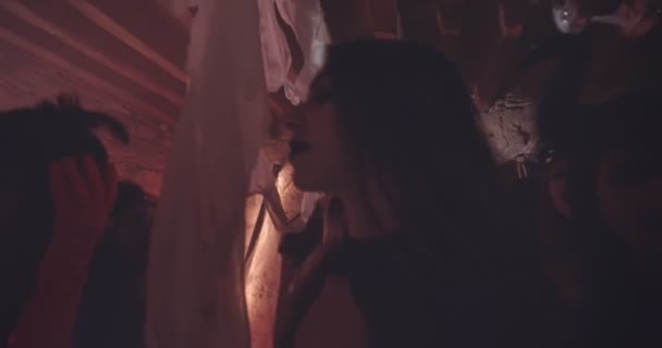 Amigos multi-étnicos em trajes assustadores dançando na festa de Halloween — Vídeo de Stock