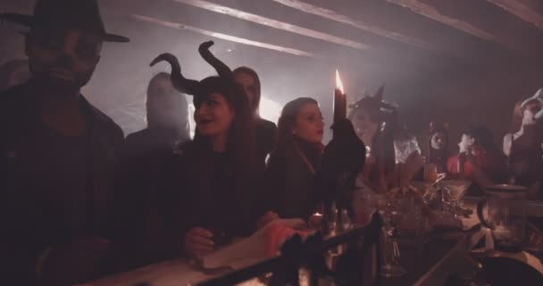 Man en vrouw drinken en flirten in de bar met Halloween — Stockvideo