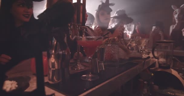 Bartender dando cocktail homem na festa de vestir Halloween — Vídeo de Stock