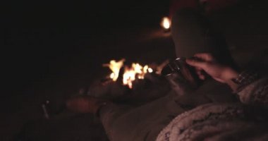 Genç kampçı gece kamp ateşinde dinleniyor.