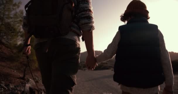 Ojciec i syn trzymający się za ręce i wędrujący z psem — Wideo stockowe