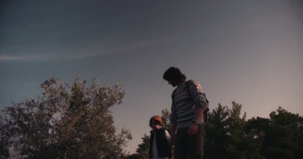 Joven padre e hijo senderismo en la montaña juntos — Vídeos de Stock