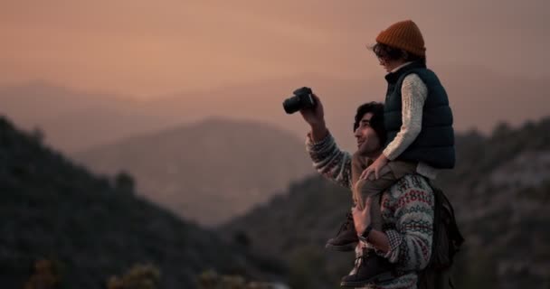 Genç baba ve oğul dağ yürüyüşü macerasında fotoğraf çekiyorlar. — Stok video