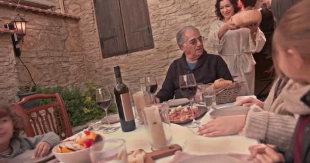 Grootmoeder serveert zelfgemaakt eten voor familie diner in het dorp — Stockvideo