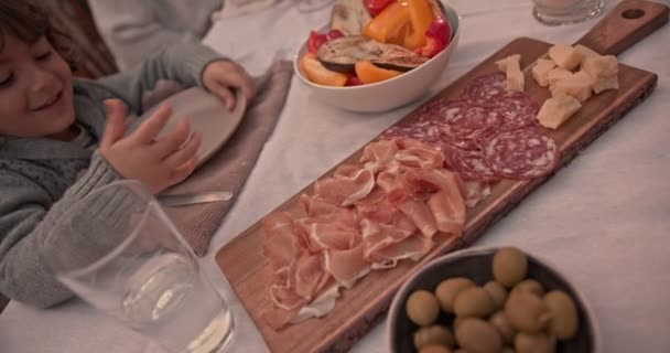 Mesa de jantar com prato tradicional italiano delicatessen e aperitivos — Vídeo de Stock