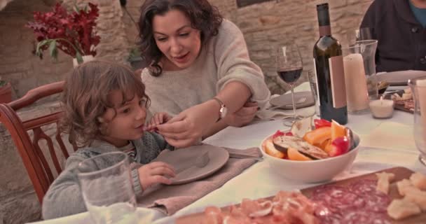 Babička dává jídlo vnukovi během rodinného oběda — Stock video