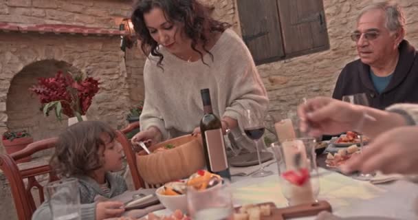 Grand-mère servant le déjeuner au petit-fils assis à table — Video