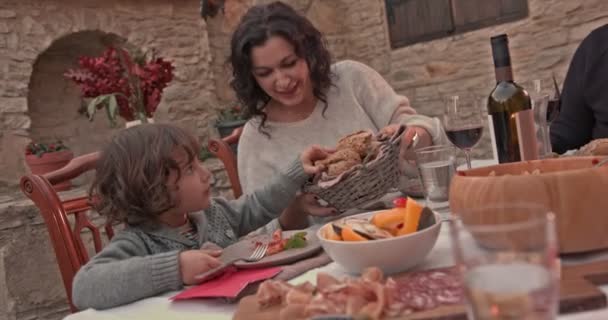 Babcia i wnuk jedzą lunch z rodziną w wiejskim domu — Wideo stockowe