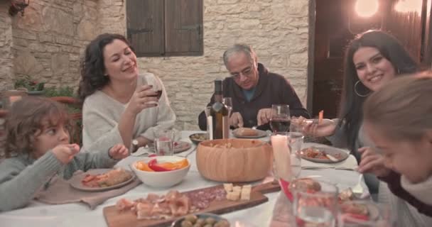 Famiglia che si diverte durante il pranzo nella tradizionale casa di paese — Video Stock