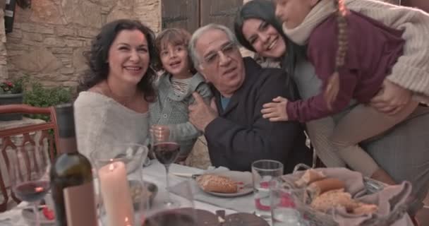 Família se divertindo com os avós na refeição familiar — Vídeo de Stock