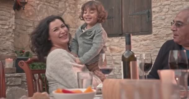 Babička baví a objímání mladý vnuk během rodinného oběda — Stock video