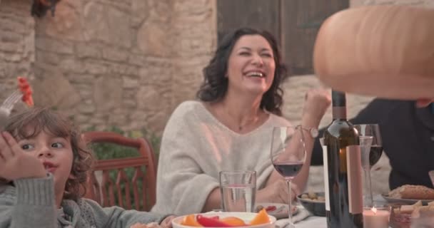 Nonna e nonno si divertono e si abbracciano durante il pranzo in famiglia — Video Stock