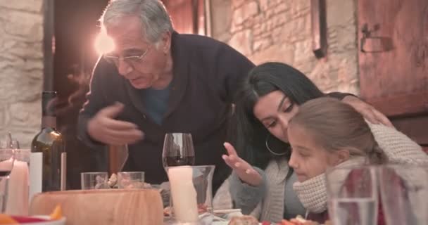 Trzypokoleniowa rodzina je lunch w domu dziadków. — Wideo stockowe