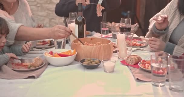 Tre generationer familj njuter av lunch i medelhavsbyn — Stockvideo