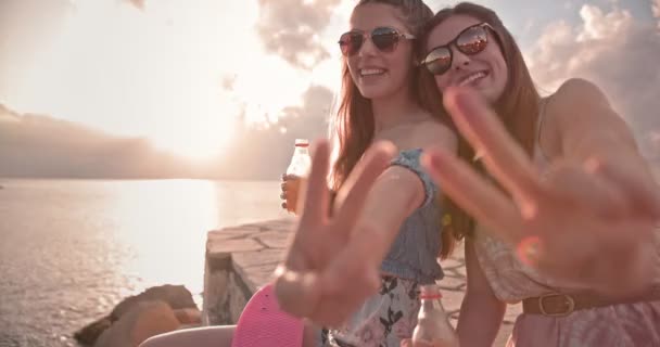 Hipster tinédzser lányok békejelet csinálnak és szénsavas italokat isznak. — Stock videók
