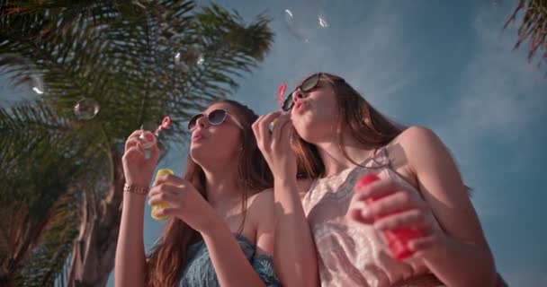 Hipster adolescentes con gafas de sol soplando burbujas en verano — Vídeos de Stock