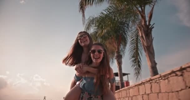 Tienermeisjes hebben plezier met meeliften op zomervakantie — Stockvideo