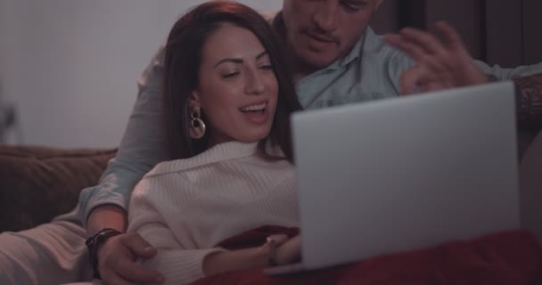 Elegante pareja navegando por Internet para compras en línea en casa — Vídeos de Stock