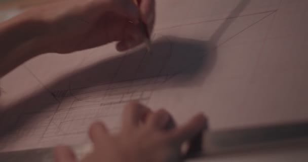 Detailní záběr ženy architekti ruce kreslení architektury plán v kanceláři — Stock video