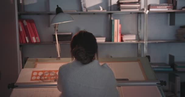 Vrouw architect werkt aan architectuur project ontwerpen zitten aan het bureau — Stockvideo