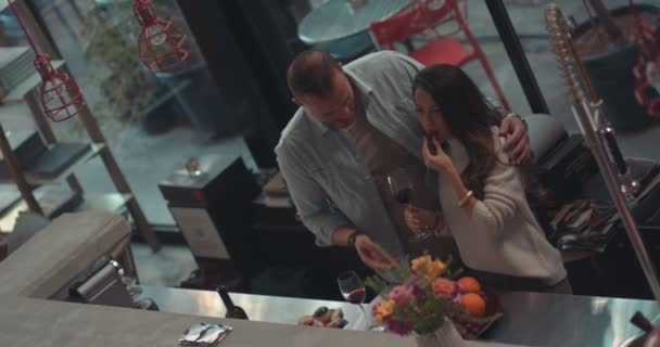 Casal elegante beber vinho e comer lanches na cozinha loft — Vídeo de Stock