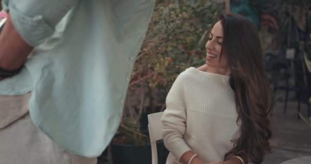 Esposo sorprendente esposa elegante con rosas rojas y un regalo — Vídeo de stock